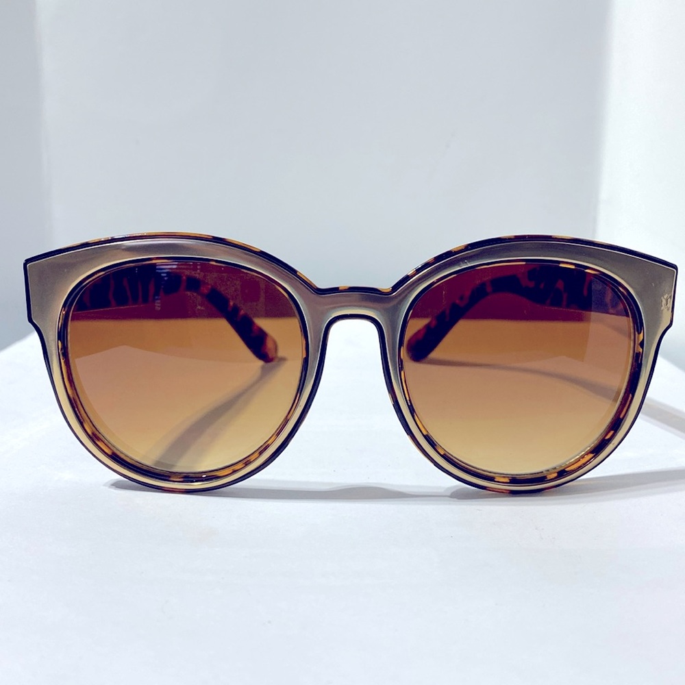Women’s sunglasses Gold & animal print with brown glass.Well made.Great quality